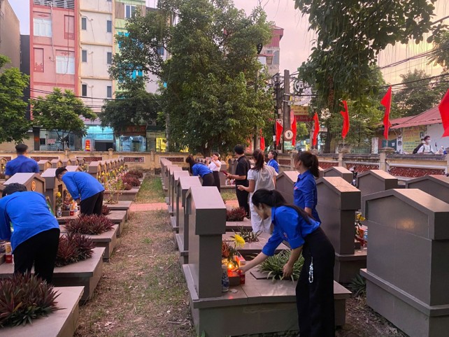 TUỔI TRẺ HIEC THẮP NẾN TRI ÂN CÁC ANH HÙNG LIỆT SĨ NHÂN KỶ NIỆM 79 NĂM NGÀY THƯƠNG BINH - LIỆT SĨ