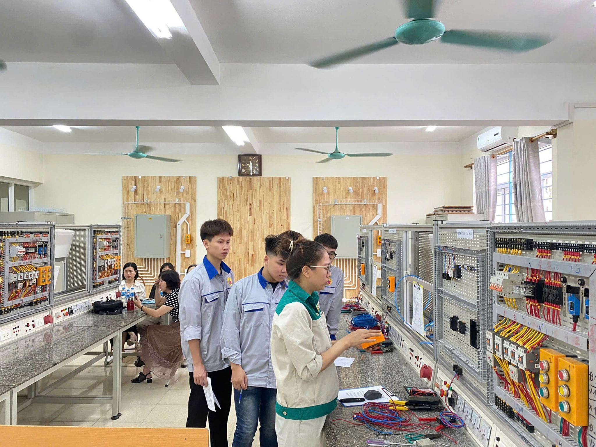Trường HIEC Tuyển Sinh Ngành Điện Công Nghiệp, Điện Tử Công Nghiệp